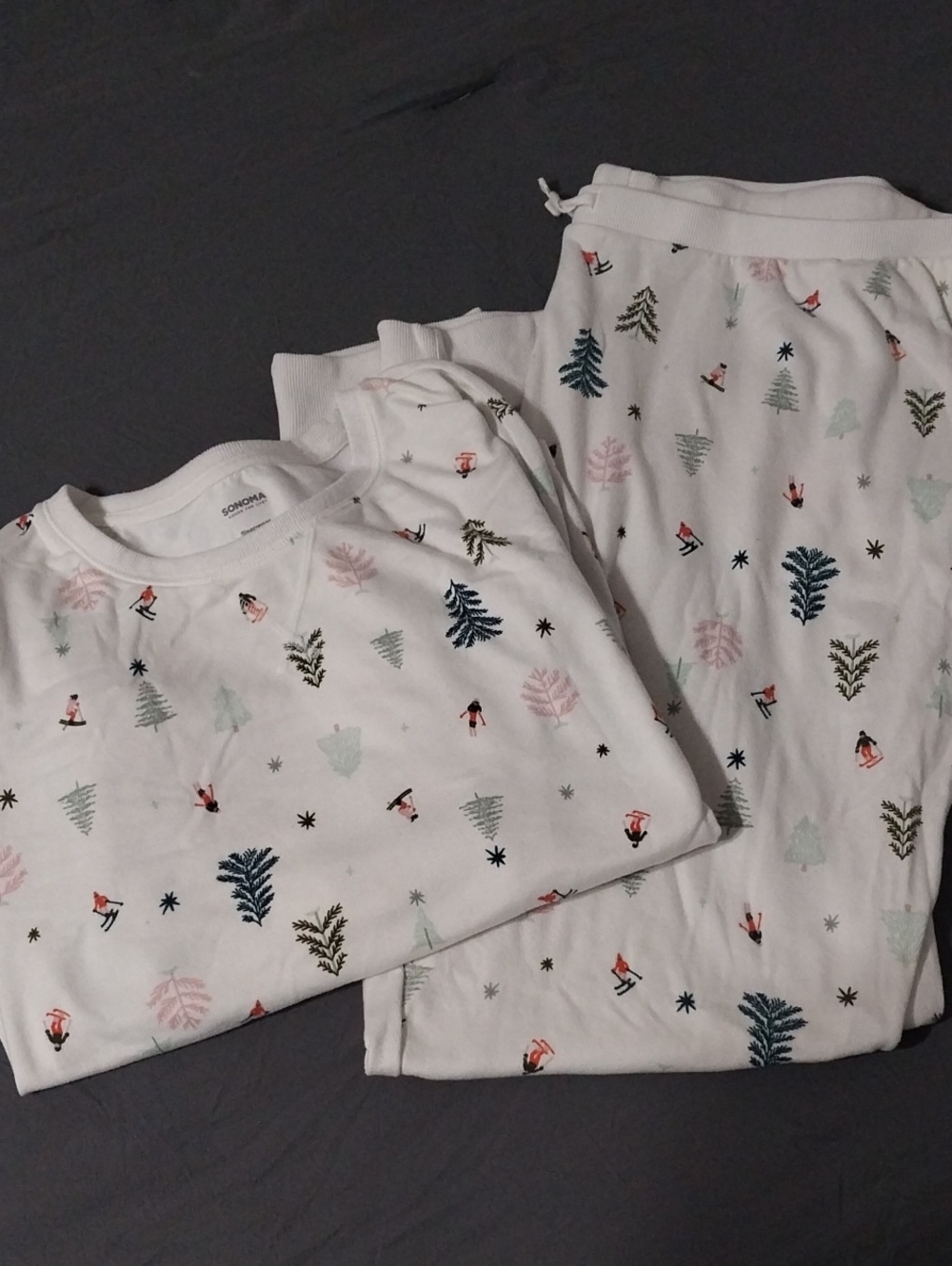 Sonoma Womans Long Sleeve White Winter Tree & Skier Pajama Set